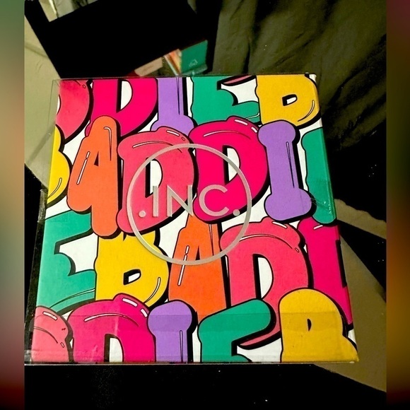 INC•redible Baddies got the gold rainbow highlighter - Picture 1 of 2